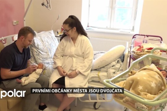 Prvními občánky města jsou dvojčata Emily a Linda