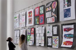 Výstava v divadle zahájila rok oslav 90 let zlínského gymnázia