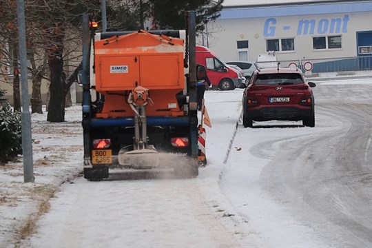 Město pokryla vrstva sněhu a ledu