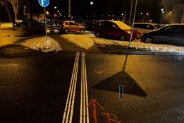 Dodávka srazila ženu, ta skončila v nemocnici. Policie hledá svědky nehody