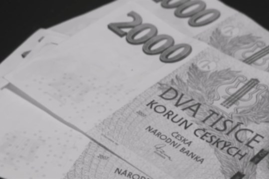 Falešný policista a bankéř okradli ženu o 800 tisíc