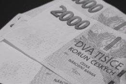 Falešný policista a bankéř okradli ženu o 800 tisíc