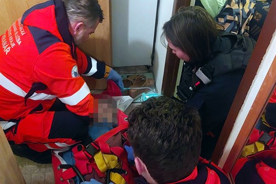 Seniorka ve Zlíně upadla v koupelně a nemohla vstát. Její volání o pomoc uslyšel soused