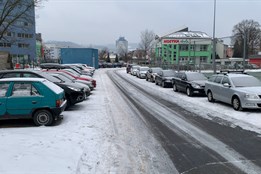 Komunikace kolem Kostka školy až k hokejbalovému hřišti je opravená