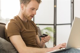 Mladá skupina lidí si přišla na 300 tisíc korun podvodnými inzeráty