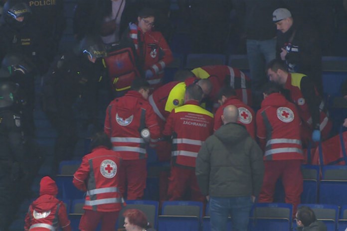 Na hokeji ve Vítkovicích oživovali fanouška, který zkolaboval