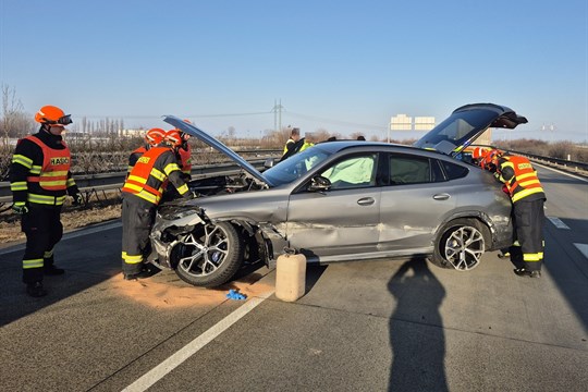 Na dálnici D55 u Pravčic bouralo osobní vozidlo. Jeden člověk se zranil