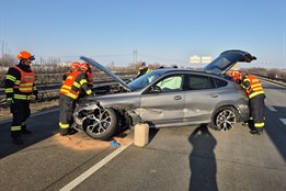 Na dálnici D55 u Pravčic bouralo osobní vozidlo. Jeden člověk se zranil