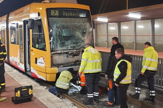 Na Svinovských mostech v Ostravě se srazily dvě tramvaje, řidičku vyprošťovali