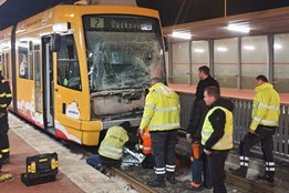 Na Svinovských mostech v Ostravě se srazily dvě tramvaje, řidičku vyprošťovali
