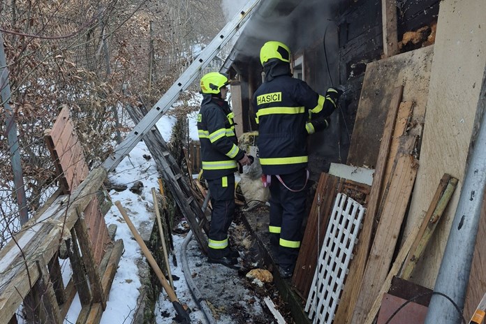 Požár dřevěné chaty v Lužné způsobil škodu za půl milionu korun 
