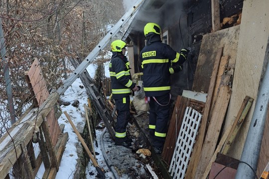 Požár dřevěné chaty v Lužné způsobil škodu za půl milionu korun 