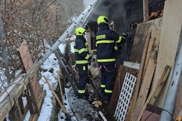 Požár dřevěné chaty v Lužné způsobil škodu za půl milionu korun 