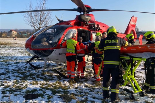 Muž v Otrokovicích utrpěl vážné popáleniny, když chtěl vyhodit hořící matraci z okna