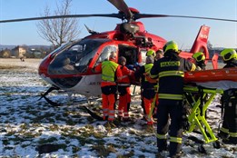 Muž v Otrokovicích utrpěl vážné popáleniny, když chtěl vyhodit hořící matraci z okna