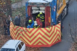 Popeláři v Ostravě-Porubě vysypali kontejner s bezdomovcem, který v něm spal