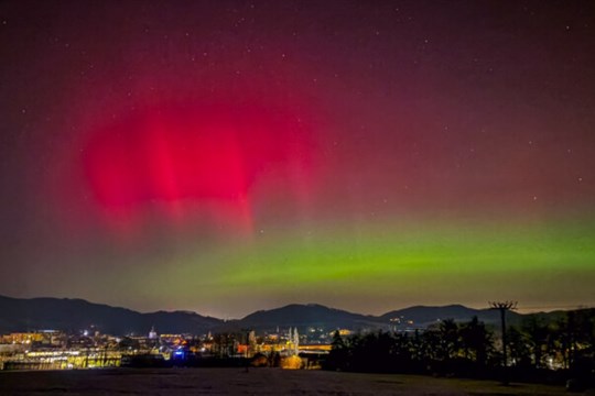 Vzácná podívaná na noční obloze. Polární záře nad MS krajem byla vidět i přes světla měst