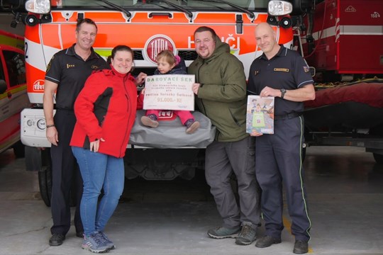 Adventní punč jesenických hasičů  vynesl 91 tisíc pro nemocnou Terezku