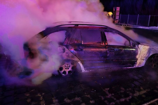 Muž se v hořícím autě snažil zachránit další vozidla na parkovišti. Úspěšně, z jeho vozu ale zůstal jen vrak