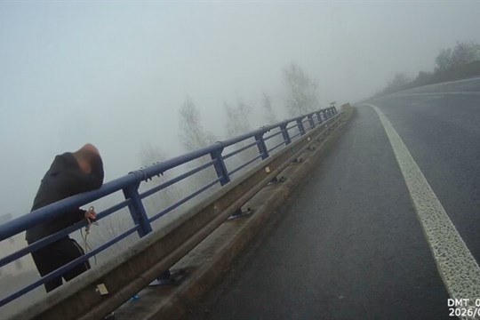 Stál za zábradlím mostu s připraveným provazem. Všímavost občana zachránila lidský život