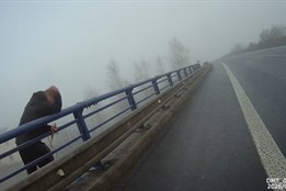 Stál za zábradlím mostu s připraveným provazem. Všímavost občana zachránila lidský život