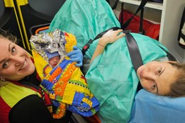 Do nemocnice to nestihli. Chlapeček se narodil doma za pomoci posádek ZZS