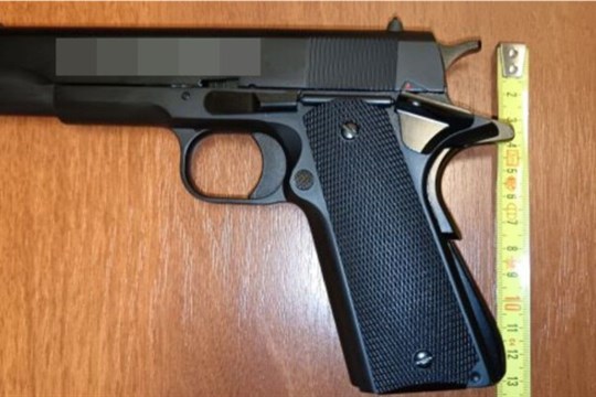 Vytáhl zbraň a chtěl peněženku. Lupič byl dopaden během několika minut