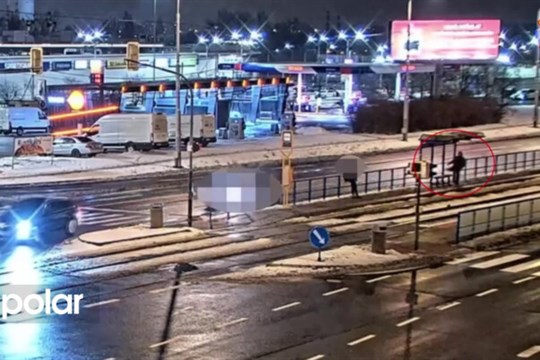 Kopal do skla na zastávce v Ostravě-Třebovicích. Nakonec strávil noc na záchytce