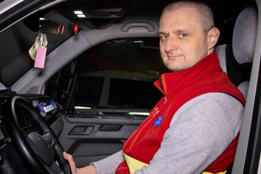 Ležela na kolejích a prý už nechtěla žít. Řidič sanitky FNO zachránil bezradnou ženu