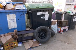 Uherské Hradiště bojuje s nepořádkem u kontejnerů i znečištěným bioodpadem