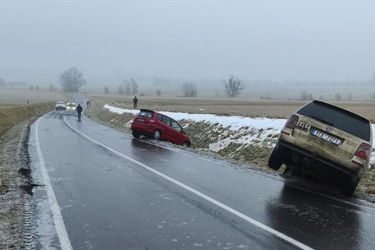 Sypače i další auta mimo silnici. Ledovka opět potrápila řidiče na severu Moravy