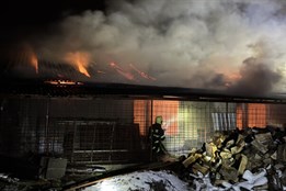 Požár střechy bývalé tržnice v Petrovicích u Karviné zaměstnal 8 jednotek hasičů