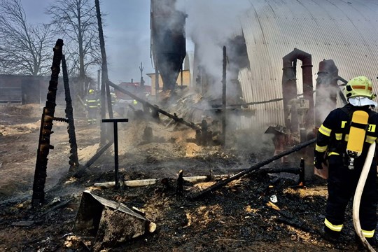 Požár skladu pilin v Roštíně zaměstnal šest jednotek hasičů