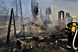 Požár skladu pilin v Roštíně zaměstnal šest jednotek hasičů