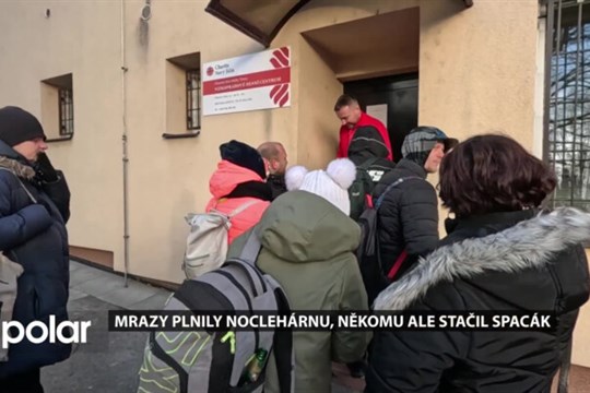 Mrazy plnily noclehárnu, někomu ale stačil spacák a deka venku