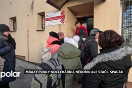 Mrazy plnily noclehárnu, někomu ale stačil spacák a deka venku