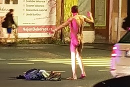 Naháč řídil dopravu na frekventované silnici v Opavě