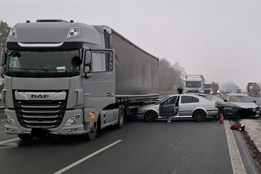 Páteční ledovka způsobila desítky nehod, u jednoho auta čtyři zranění