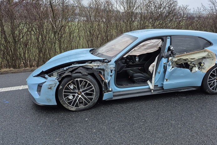 U Veletin se srazila dodávka s elektromobilem. Odnesly to "jen" plechy