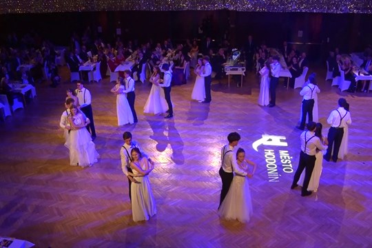 Reprezentační ples města žil tancem ve všech podobách