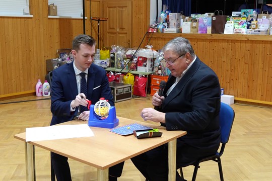 Farní ples v Ostrožské Nové Vsi už tradičně ozvláštnilo bingo