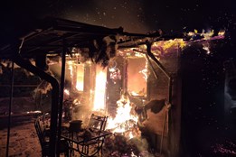 Noční požár zničil zahradní domek ve Zlechově