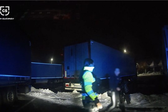 Ostravští celníci pronásledovali rychlé auto na dálnici. Našli drogy a zbraň