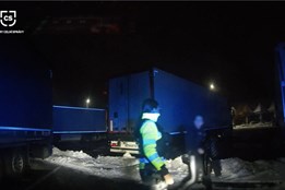 Ostravští celníci pronásledovali rychlé auto na dálnici. Našli drogy a zbraň