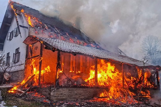Požár chaty v Podlesí zničil část objektu, škoda přes milion korun