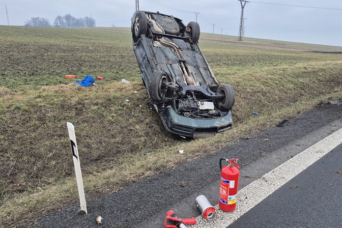 Osobní vozidlo skončilo po srážce s dodávkou v příkopu na střeše