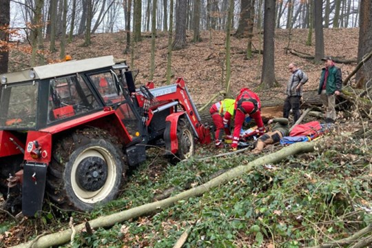 Muže zranil při práci v lese strom. Záchranáři ho našli díky aplikaci Záchranka
