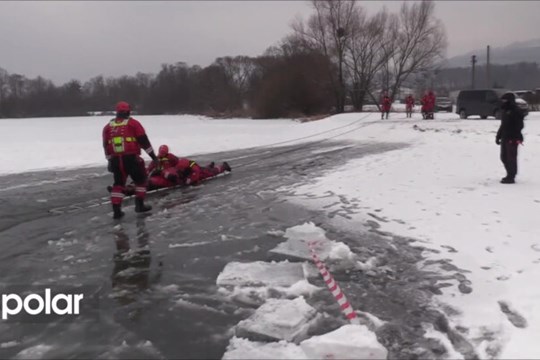 Moravskoslezští policisté trénovali rychlou záchranu osob z probořeného ledu