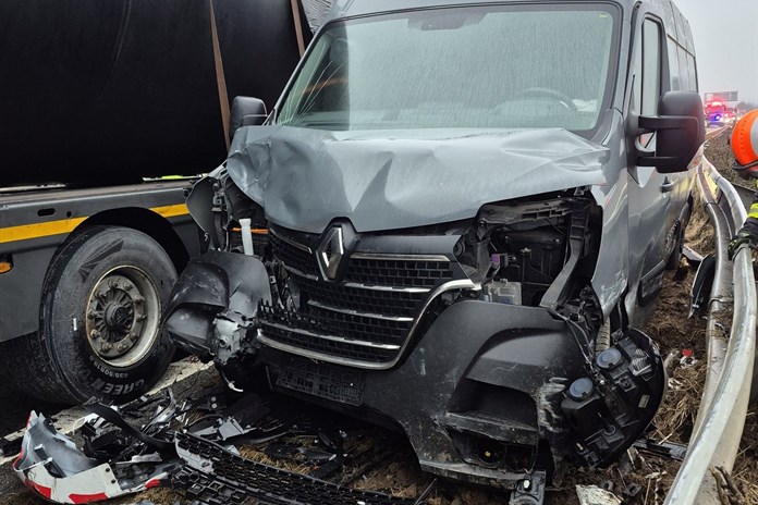 Srážka dodávky s kamionem zkomplikovala provoz na dálnici D1 u Bezměrova