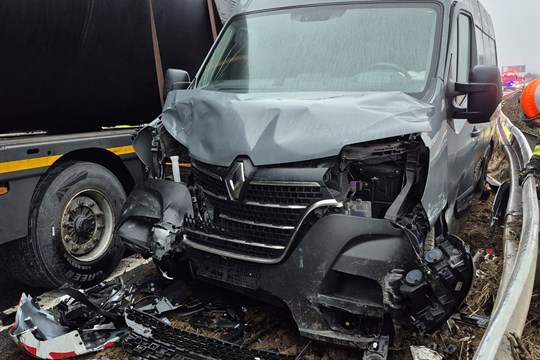 Srážka dodávky s kamionem zkomplikovala provoz na dálnici D1 u Bezměrova